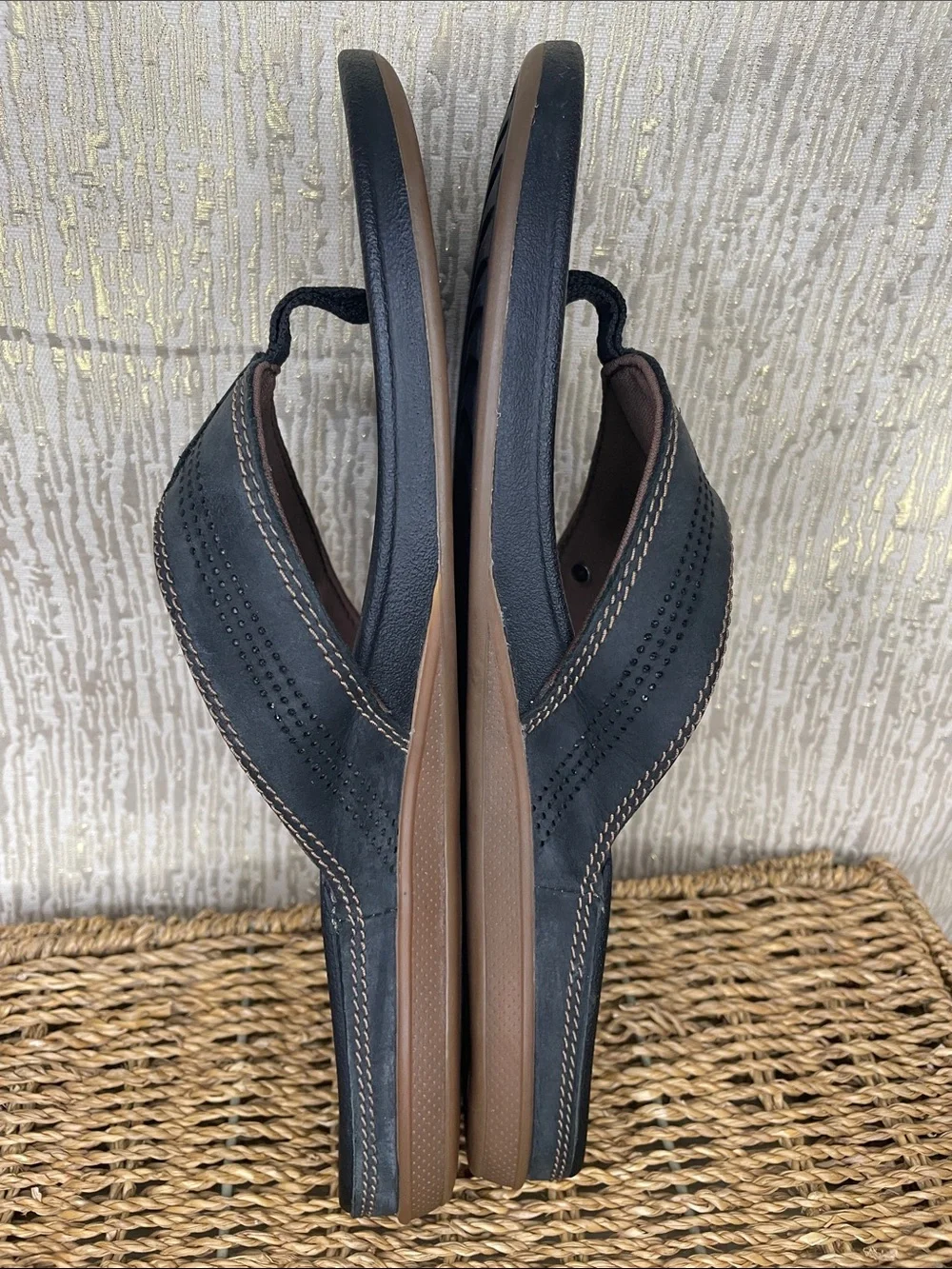 Reef Men’s Black Leather and Brown Stitching COMFY Flip-Flops Sz 10 New